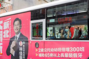 尷尬！新北女搭公車「微笑比2」挺侯友宜　旁邊是林佳龍競選廣告