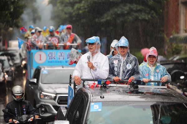 ▲▼ 朱立倫今赴桃園不畏風雨輔選張善政。（圖／記國民黨提供）