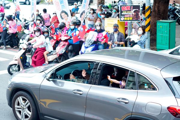 柯志恩前鎮車掃賣萌比愛心 學童家長路旁巧遇紛紛按讚（圖／柯志恩競選辦公室提供）