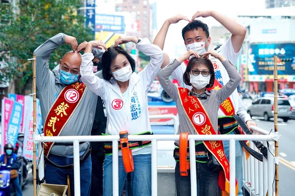 柯志恩前鎮車掃賣萌比愛心 學童家長路旁巧遇紛紛按讚（圖／柯志恩競選辦公室提供）