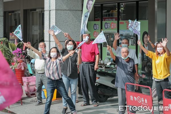 ▲台南市長黃偉哲勝選車隊24日前進台南大北門區，向鄉親問候拜票。黃偉哲希望選民集中選票，讓市長過半連任，大北門3席紅不讓。（圖／記者林悅翻攝，下同）