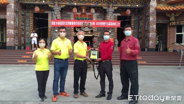 ▲台南市永康區開天宮，捐贈AED給永康消防分隊，為地方盡一份心力。（圖／記者林悅翻攝）
