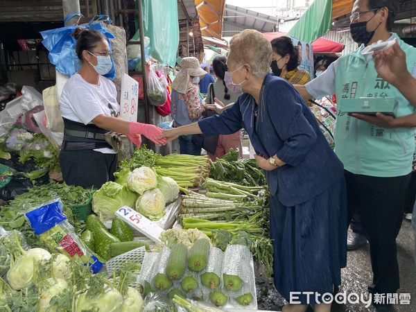 ▲▼台灣民眾黨黨主席柯文哲85歲的母親何瑞英「柯媽」24日特別南下高雄替參選人助選，。（圖／記者許展溢攝）