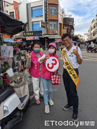 ▲時代力量屏東縣長候選人詹智鈞恆春地區拜票            。（圖／詹智鈞服務處提供，下同）