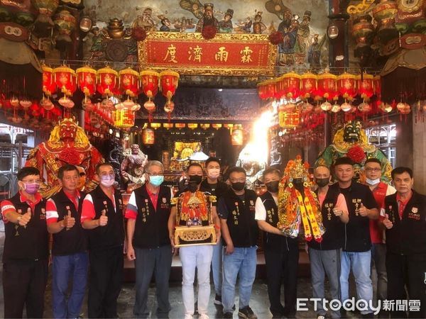 ▲艋舺青山宮到雲林西螺福興宮邀請太平媽祖參與青山王祭作客，陳柏陽（右三）亦一同參與。（圖／記者蔡佩旻翻攝）