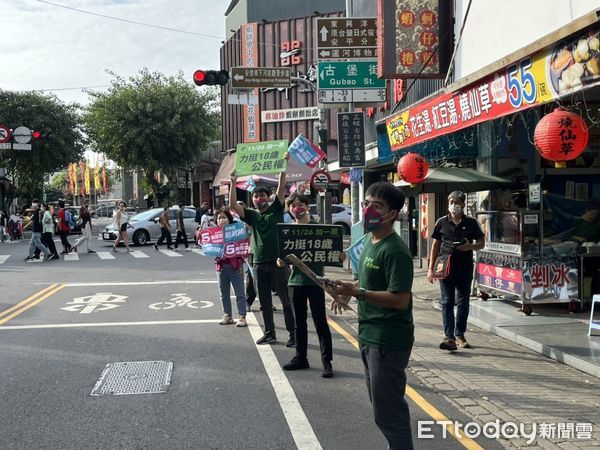 ▲台南市長黃偉哲車隊行經西門路的茶飲店時，一名熱情的店員雙手舉起珍珠奶茶，送給市長祝福，黃偉哲立即，彎腰接受店員的慰勞，並與店員擊掌說謝謝。（圖／記者林悅翻攝，下同）