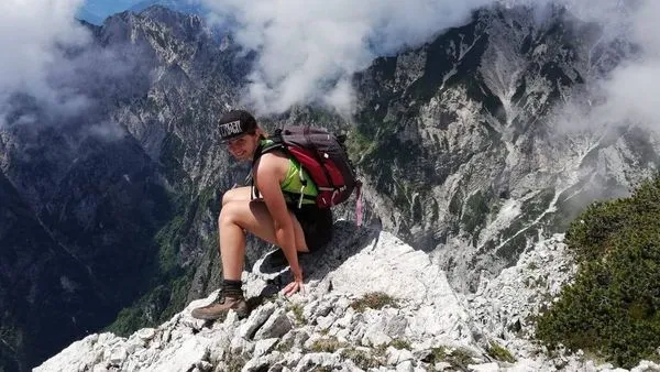 在狹窄山路滑倒！26歲女從305公尺高墜崖死亡　3友只聽到尖叫聲。（圖／翻攝自Twitter）