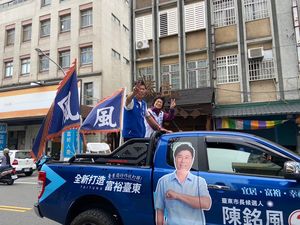 大選倒數2天！饒慶鈴市區熱情掃街　民眾自組機車隊跟隨力挺