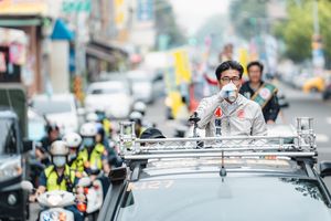 陳其邁走音《紅豆》自嘲「靈魂系歌手」　邁粉送禮連陳小米也有