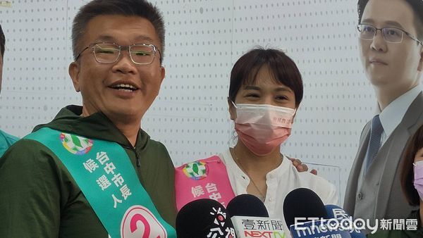 參選後首度鏡頭前合體　蔡其昌遇見「她」瞪大眼...秒變小男人 | ETt