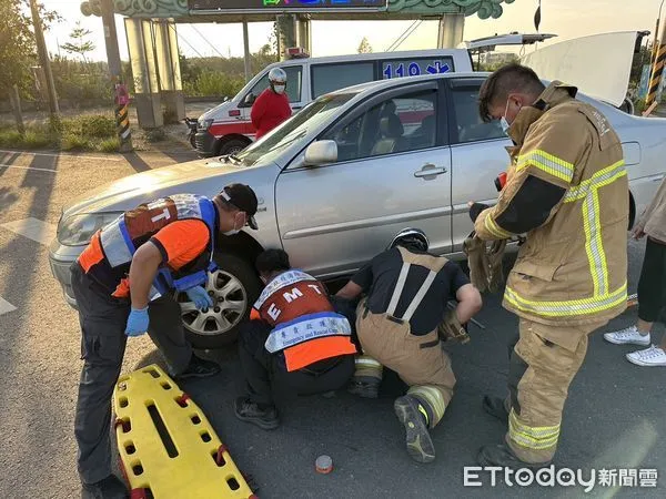 ▲台南市安南區安明路、北汕尾路口，下午發生1起汽機車車禍命案，黃姓男子駕駛轎車與王姓女子所騎機車發生擦撞，王女人「卡」在車底受困，搶救送醫仍傷重不治。（圖／民眾提供，下同）