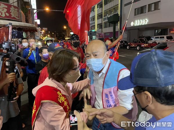 ▲高雄市前市長韓國瑜南下屏東，力挺屏東市長候選人周佳琪             。（圖／周佳琪服務處提供，下同）