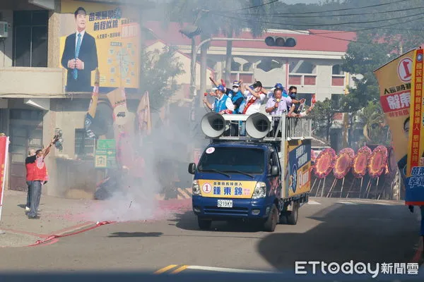 ▲▼選前最後２天，苗栗縣長３位主要候選人白天都安排車隊掃街衝刺，晚間則安排造勢晚會催票。（圖／記者蔡文淵翻攝）
