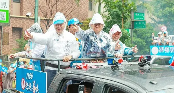 ▲國民黨主席朱立倫今（24）日冒雨陪同張善政在中壢地區車隊掃街拜票。（圖／張善政競辦提供）