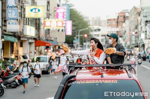 ▲鳳山市議員候選人李雨蓁鎖定新住民，推出越南語文宣             。（圖／李雨蓁競選總部提供）