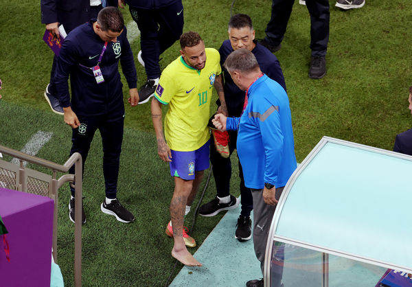 ▲▼巴西足球隊明星球員內馬爾（Neymar）在對上塞爾維亞的比賽中右腳踝受傷。（圖／路透）