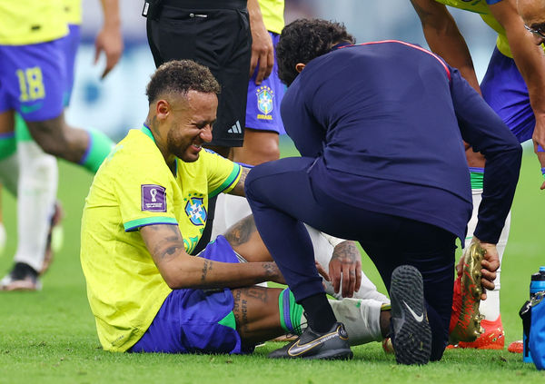 ▲▼巴西足球隊明星球員內馬爾（Neymar）在對上塞爾維亞的比賽中右腳踝受傷。（圖／路透）