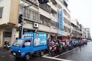 催生外送平台管理自治條例　熊貓外送員雨中力挺陳清龍