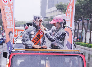 卓冠廷合體妻風雨中車掃！林金結喊到燒聲笑：有養護喉嚨秘方嗎？