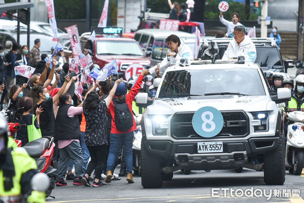 ▲台北市長候選人黃珊珊士林北投掃街，支持者熱情歡迎。（圖／記者林敬旻攝）