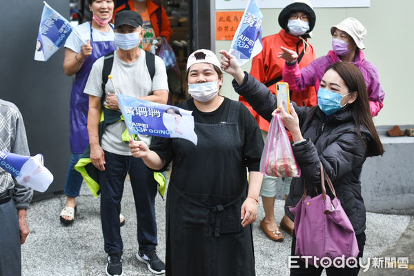 ▲台北市長候選人黃珊珊士林北投掃街，北投市場攤商熱情歡迎。（圖／記者林敬旻攝）