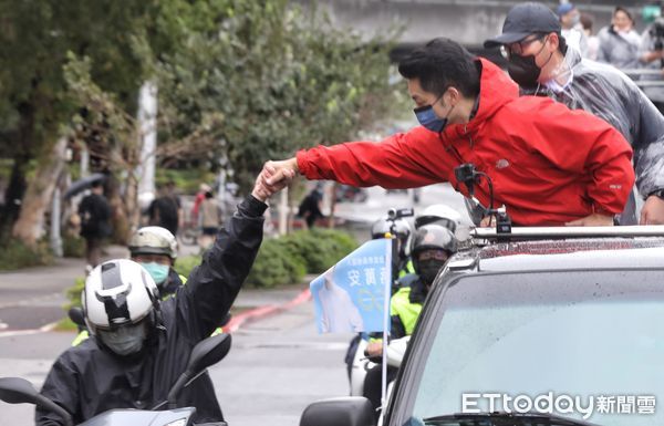 ▲▼蔣萬安「萬安台北出運行 約定1126投票去」12區車隊掃街 騎士握手 郵差比六。（圖／記者屠惠剛攝）