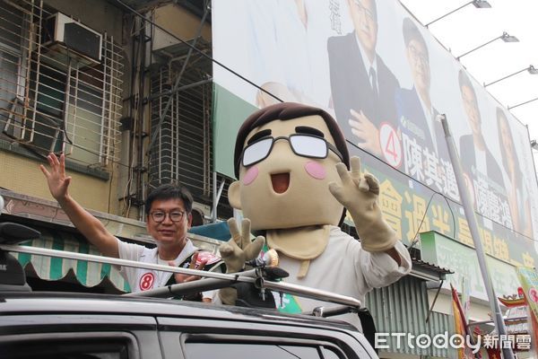 ▲大岡山市議員候選人陳慶鴻跟陳小邁一起掃街             。（圖／競選辦公室提供）