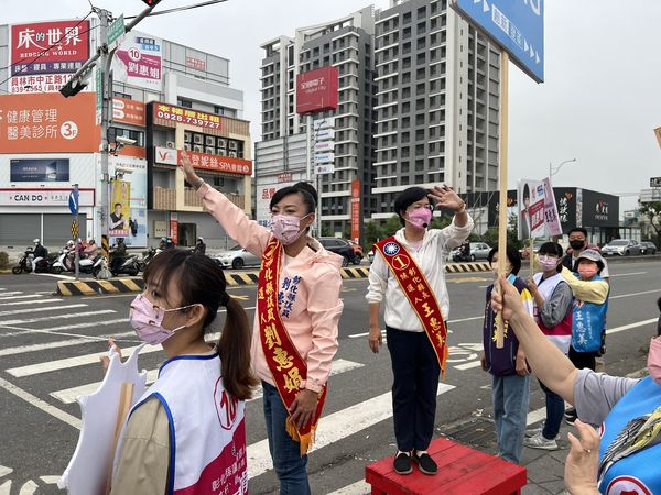 ▲縣長王惠美拚連任路口拜票掃街。（圖／競總提供）