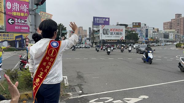 ▲縣長王惠美拚連任路口拜票掃街。（圖／競總提供）