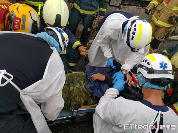 ▲▼北市水源快速道路發生混凝土車翻覆，駕駛受困車內獲救。（圖／記者邱中岳翻攝）