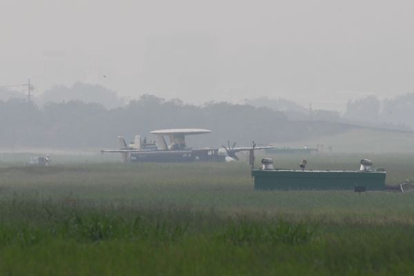 ▲E-2K預警機降落時偏離跑道。（圖／民眾提供）