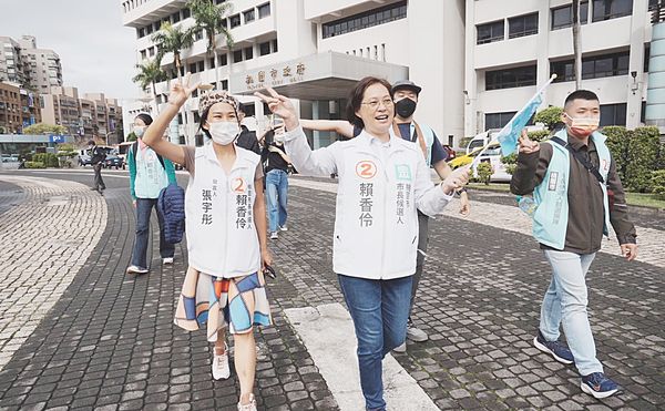 ▲台灣民眾黨市長候選人賴香伶今天上午在市府前徒步拜票。（圖／賴香伶競辦提供）