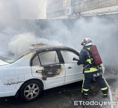 ▲▼經營早餐店的夫妻倆正收拾鍋具，不料一旁的汽車突起火，原因待查。（圖／民眾提供，下同）