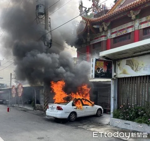 ▲▼經營早餐店的夫妻倆正收拾鍋具，不料一旁的汽車突起火，原因待查。（圖／民眾提供，下同）