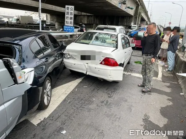 ▲▼一輛砂石車疑因剎車失靈，追撞前方6輛車，造成　3人受傷，交通回堵1小時。（圖／民眾提供，下同）