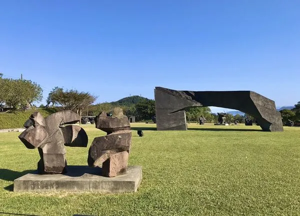 ▲淺水灣廣場的「海浪金字塔」27日將亮起,野柳,朱銘美術館,富貴角燈塔。（圖／北觀處提供）