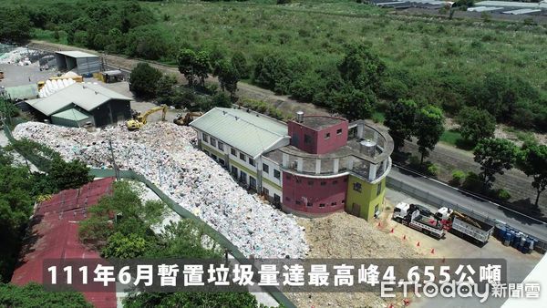 ▲埔里鎮清潔隊辦公室旁於今年一度累積超過4000噸垃圾山。（圖／南投縣政府提供）