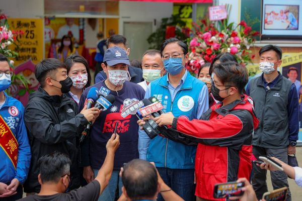 ▲▼曹興誠發文認為票投國民黨等於向共產黨投降，馬英九受訪表示不清楚曹在講什麼。（圖／張善政競辦提供）