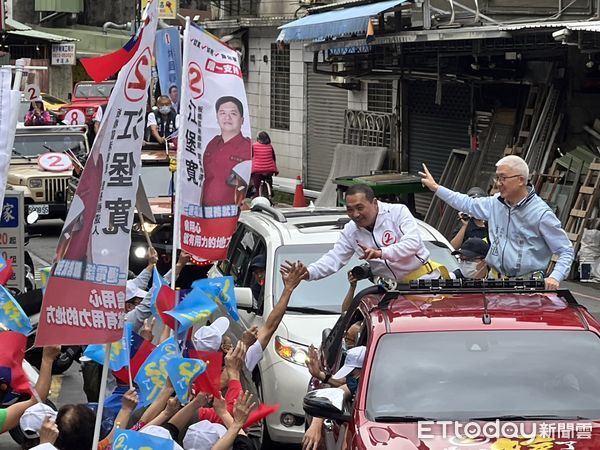 ▲侯友宜25日下午在板橋車掃。（圖／記者蘇晏男攝）