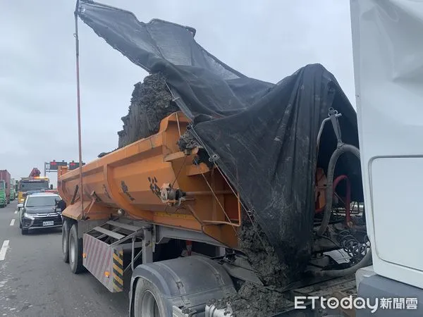 ▲▼台61線傳出砂石車追撞，1人受傷。（圖／記者許權毅翻攝）