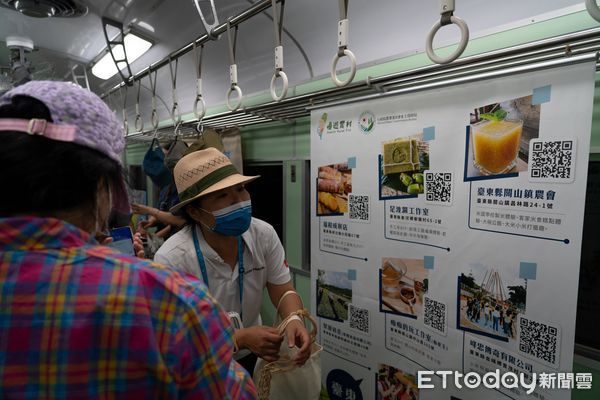 ▲農委會水保局在臺鐵「藍皮解憂號」車廂展出農村旅遊資訊。（圖／農委會水保局提供）