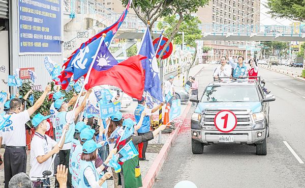 ▲選前最後24小時，國民黨主席朱立倫今（25）日陪同張善政在桃園地區車隊掃街拜票。（圖／張善政競辦提供）