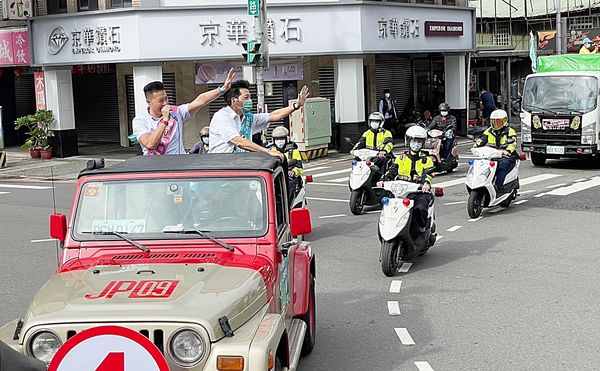 ▲無黨籍鄭寶清今天出動戰車掃街向市民拜票。（圖／鄭寶清競辦提供）