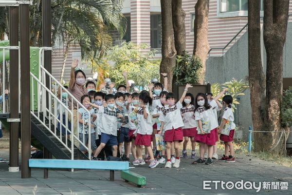 ▲台南市長候選人黃偉哲，25日率車隊與市議員候選人，以母雞帶小雞之姿，沿途向民眾拜票，並向24日車隊遊行時，贈送全糖珍奶的「奶茶妹妹」道謝。（圖／記者林悅翻攝，下同）