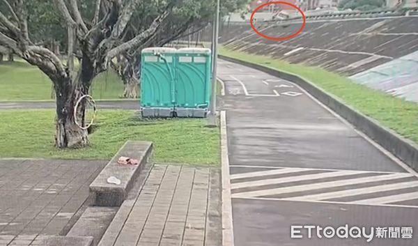 ▲▼▲預拌混凝土車翻覆水源快速道路（紅圈），警消搶救駕駛送醫。（圖／記者邱中岳翻攝)