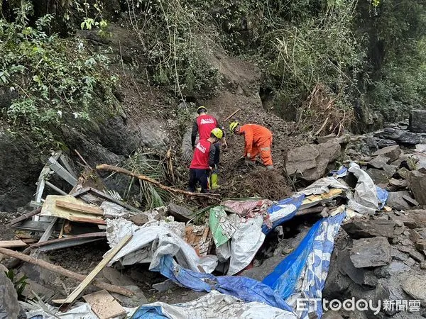 ▲▼尖石鄉錦屏野溪溫泉有山壁滑落，疑似活埋1人（圖／記者陳凱力翻攝）