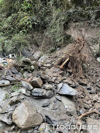 ▲▼尖石鄉錦屏野溪溫泉有山壁滑落，疑似活埋1人（圖／記者陳凱力翻攝）