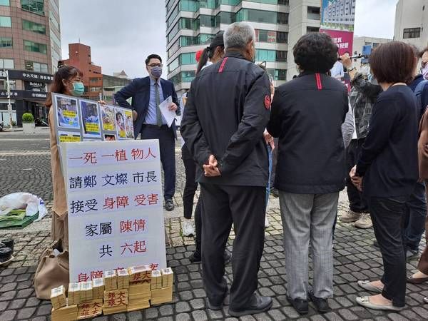 ▲桃園受虐童家長市府靜座抗議