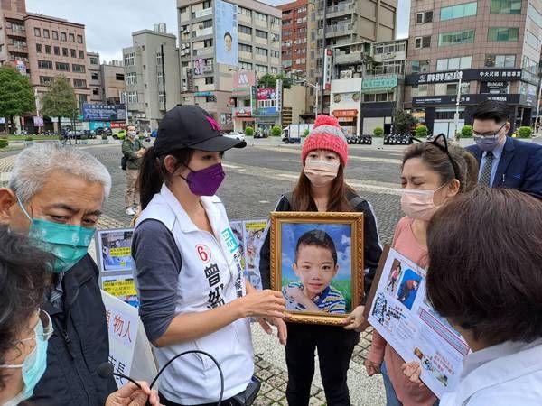 ▲桃園受虐童家長市府靜座抗議