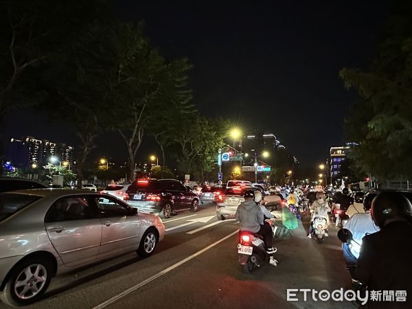 ▲▼盧秀燕造勢,塞車,車流。（圖／記者許權毅攝）